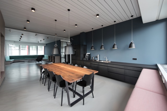 room-with-pendant-lamps-and-rectangular-dining-set